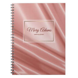 Korallenrote Silk Beschaffenheit. Goldener Rahmen Notizblock