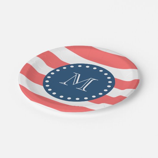 Korallenrote weiße Streifen Muster, Pappteller (Schrägansicht)