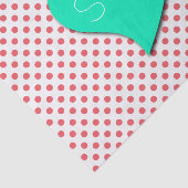Korallenrotes rosa Polka Punkt-Monogramm durch Seidenpapier (Ausschnitt)