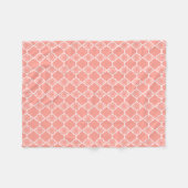 Korallenrotes rosa Quatrefoil geometrisches Muster Fleecedecke (Vorderseite (Horizontal))