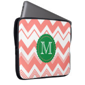Korallenrotes weißes Monogramm-Zickzack Muster Laptopschutzhülle (Vorne Rechts)