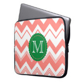 Korallenrotes weißes Monogramm-Zickzack Muster Laptopschutzhülle (Vorderseite Links)