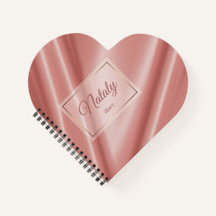 Korallenseidenstruktur. Goldener Rahmen. Notizbuch