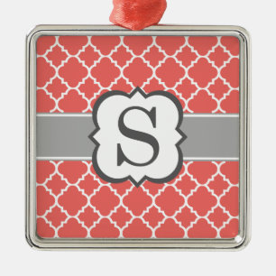 Korallenweißes Monogramm Letter S Quatrefolie Ornament Aus Metall