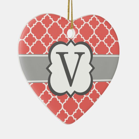 Korallenweißes Monogramm Letter V Quatrefolie Keramikornament (Rechts)