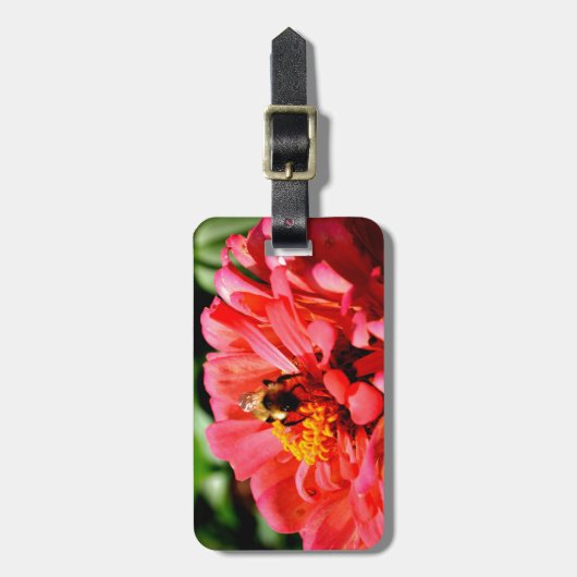 Korallenzinnie mit Hummeln Gepäckanhänger (Vorderseite vertikal)