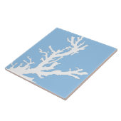 Korallenzweig - weiß auf blass blau fliese (Seite)