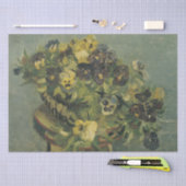 Korb des Stiefmütterchens auf einer kleinen Seidenpapier (Handwerk)