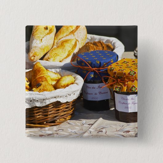 Korb mit Croissants und Schokoladenbrot. Button (Vorderseite)