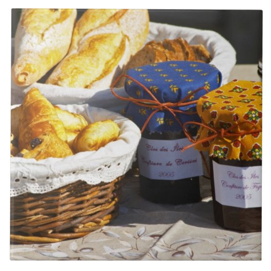 Korb mit Croissants und Schokoladenbrot. Fliese (Vorderseite)