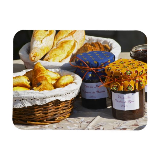 Korb mit Croissants und Schokoladenbrot. Magnet (Horizontal)