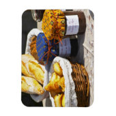Korb mit Croissants und Schokoladenbrot. Magnet (Vertikal)