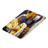 Korb mit Croissants und Schokoladenbrot. Magnet (Linke Seite)