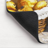 Korb mit Croissants und Schokoladenbrot. Mousepad (Ecke)