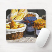 Korb mit Croissants und Schokoladenbrot. Mousepad (Mit Mouse)