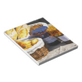 Korb mit Croissants und Schokoladenbrot. Notizblock (angewinkelt)