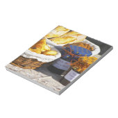 Korb mit Croissants und Schokoladenbrot. Notizblock (Rotiert)