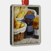 Korb mit Croissants und Schokoladenbrot. Ornament Aus Metall (Rechts)
