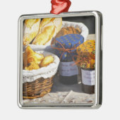 Korb mit Croissants und Schokoladenbrot. Ornament Aus Metall (Links)