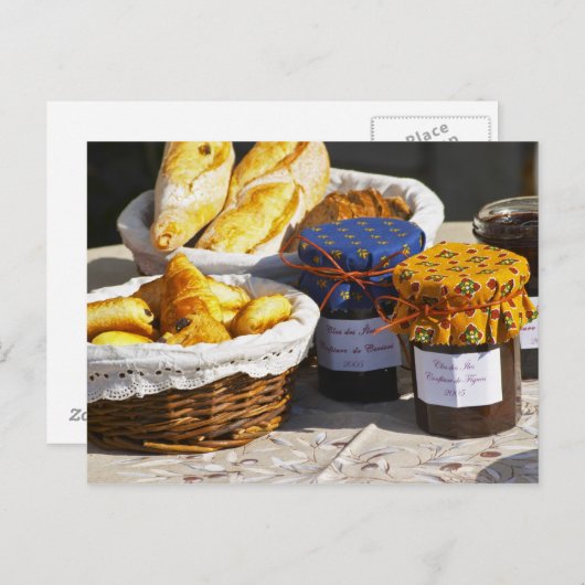 Korb mit Croissants und Schokoladenbrot. Postkarte (Vorne/Hinten)