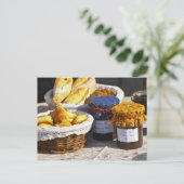 Korb mit Croissants und Schokoladenbrot. Postkarte (Stehend Vorderseite)