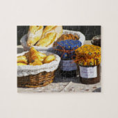 Korb mit Croissants und Schokoladenbrot. Puzzle (Horizontal)