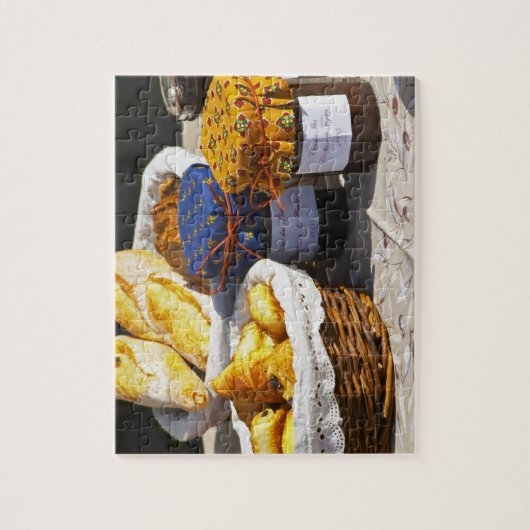 Korb mit Croissants und Schokoladenbrot. Puzzle (Vertikal)