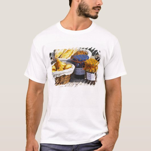 Korb mit Croissants und Schokoladenbrot. T-Shirt (Vorderseite)