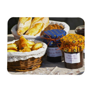 Korb mit Croissants und Schokoladenbroten. Magnet