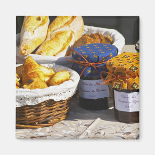 Korb mit Croissants und Schokoladenbroten. Magnet