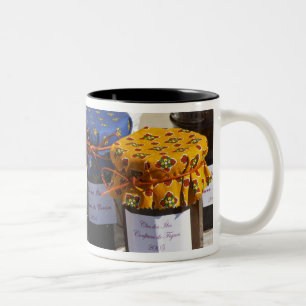 Korb mit Croissants und Schokoladenbroten. Zweifarbige Tasse