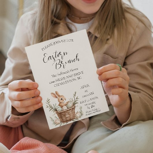 Körbe mit Eiern um den alten Stuhl Osterbrunch Einladung