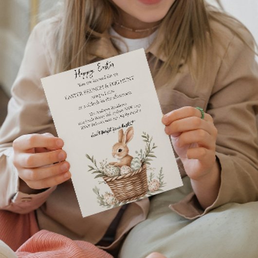 Körbe mit Eiern um den alten Stuhl und Eierjagd Einladung