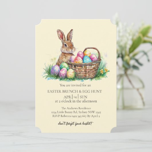Korbhase mit dekorativen Eiern und Eierjagd Einladung (Stehend Vorderseite)