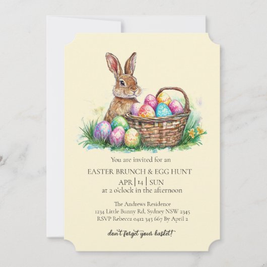 Korbhase mit dekorativen Eiern und Eierjagd Einladung (Vorderseite)