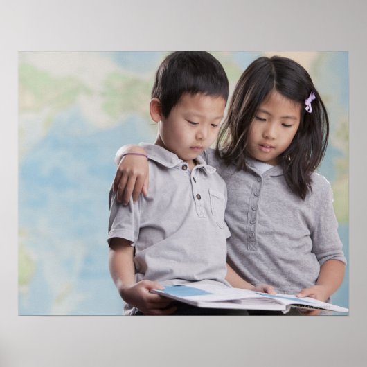 Korean children reading book near map poster (Vorne)