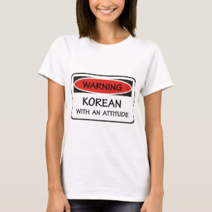 Koreaner mit einer Haltung T-Shirt