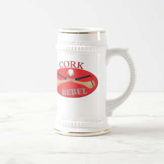 Korken lehnt sich Bier Stein auf Bierglas