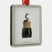 Korkenzieher und Korken, fotografiert auf Weiß Ornament Aus Metall (Rechts)