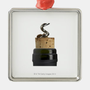 Korkenzieher und Korken, fotografiert auf Weiß Ornament Aus Metall