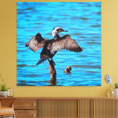 Kormoran mit ausgeprägten Winkeln an blauer Wasser Leinwanddruck (Insitu (Wohnzimmer))