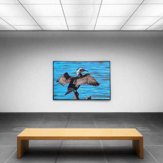 Kormoran mit ausgeprägten Winkeln an blauer Wasser Leinwanddruck