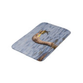 Kormoran mit Fisch Badematte (Schrägansicht)