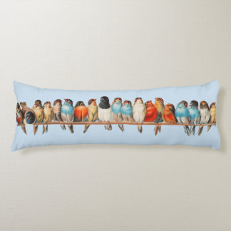 Körperkissen mit Vogelreihe auf hellblau