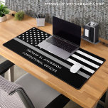 Korrektor Personalisiert dünne graue Linie Schreibtischunterlage<br><div class="desc">Thin Gray Line American Flag Korrektor Desk Mat - USA American Flag Design in Korrektur Officer Flag Farben. Perfekt für alle Beamten der Strafvollzugsbehörde, Bewährungshelfer, Bewährungshelfer, Bewährungshelfer, Gefängniswärter. Personalisieren Sie diese Thin Silber-Line Schreibtischmatte mit Namen und Titel. Perfekt für Abschluss-Geschenke, Bewährungsgeschenke, Abteilungsreferendare Teller für jeden Offizier. COPYRIGHT © 2023 Judy...</div>