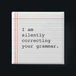 Korrektur der Grammatiktaste, angepasstes Notebook Button<br><div class="desc">Auf dem Notebook-Papier ist ein lustiger,  benutzerdefinierter Knopf angebracht. Ich korrigiere stillschweigend Ihre Grammatik. Gutes Geschenk für den Lehrer oder diesen speziellen Grammatikkurs in Ihrem Leben.</div>
