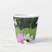 Kosmetik, Wilde Blume Felskollage Latte Tasse (Vorderseite)