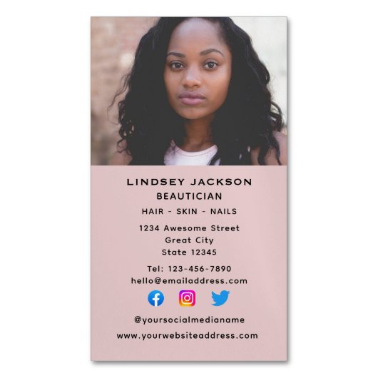 Kosmetologin für soziale Medien Magnetische Visitenkarte (Vorderseite Vertikal)