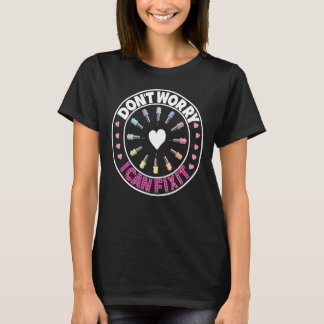 Kosmetologin Nail, polnischer Designer Manikurist  T-Shirt