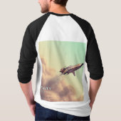 Kosmische Drift: Schwerkraft Inspiriert Raumschiff T-Shirt (Rückseite)